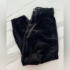 American Eagle Distressed Mom Jeans. Size 6 Short.